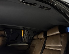 Перетяжка потолка BMW X5 e70 в черный цвет тканью Мерседес