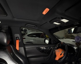 Перетяжка потолка на Infiniti FX37 в черный цвет тканью Мерседес