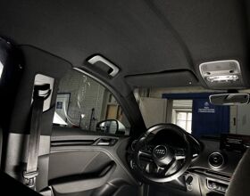 Перетяжка потолка Audi A3 в черный цвет тканью Мерседес